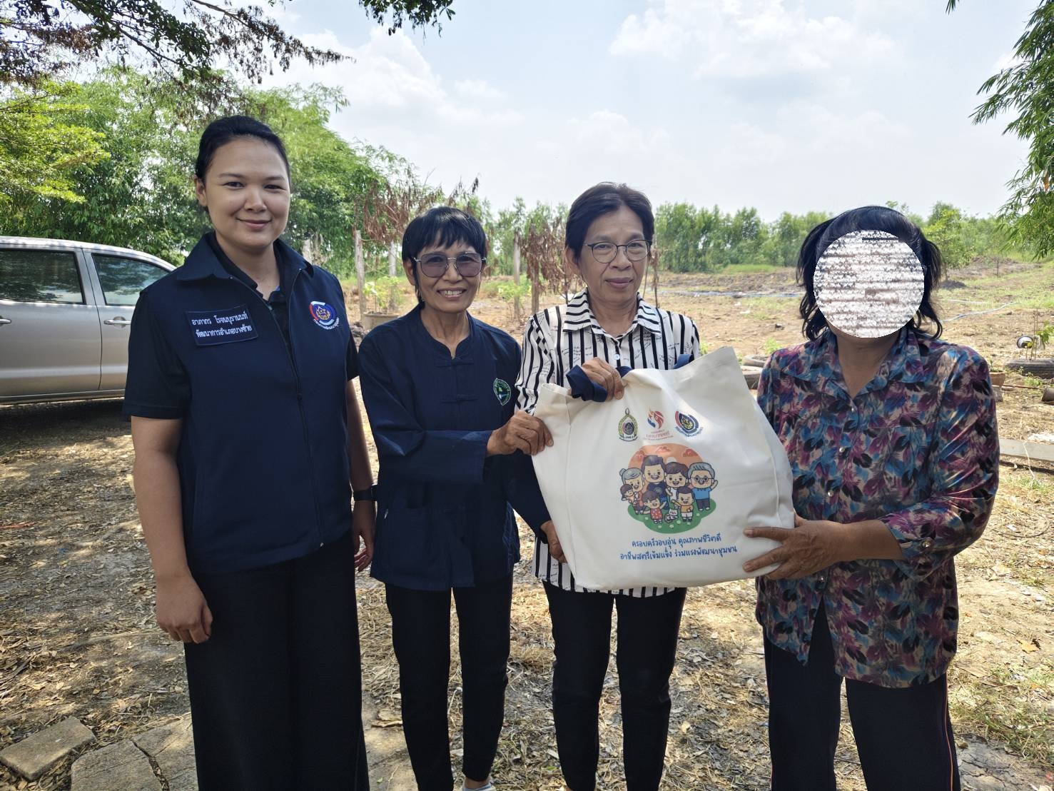 มอบถุงยังชีพช่วยเหลือครัวเรือนยากจนกลุ่มเป้าหมาย จากกิจกรรมวันสตรีสากล