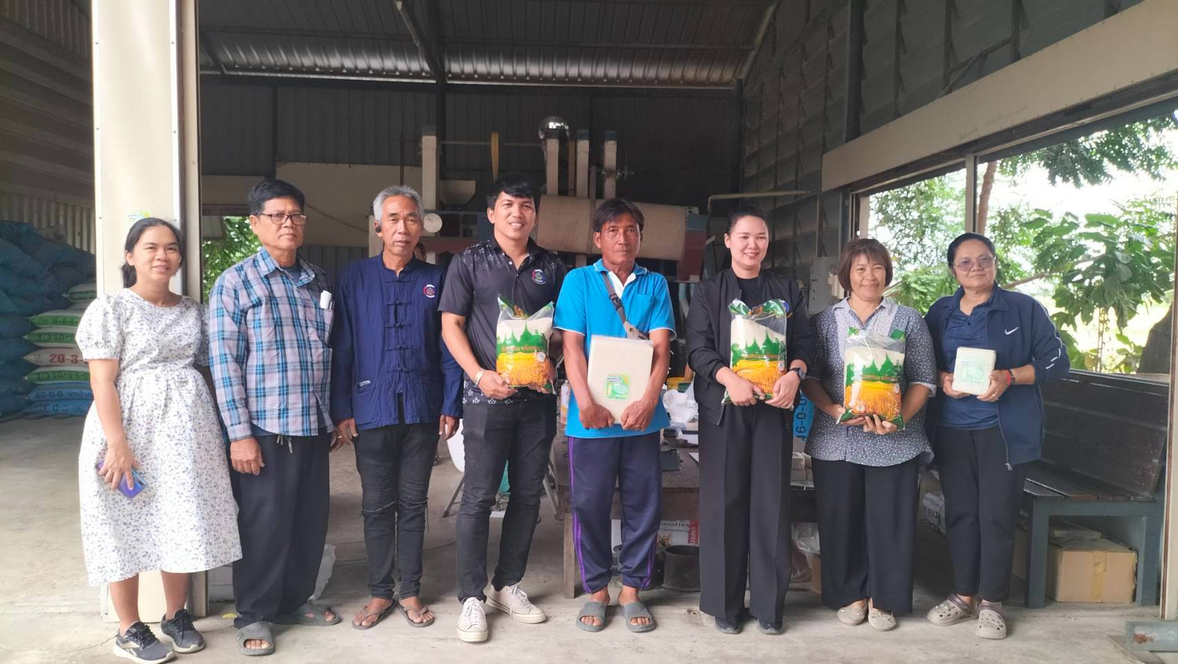 🌾สพอ.บางซ้าย ถิ่นทุ่งทอง🌾 ลงพื้นที่เยี่ยม ชมและสนับสนุนการดำเนินงานโรงสีชุมชน